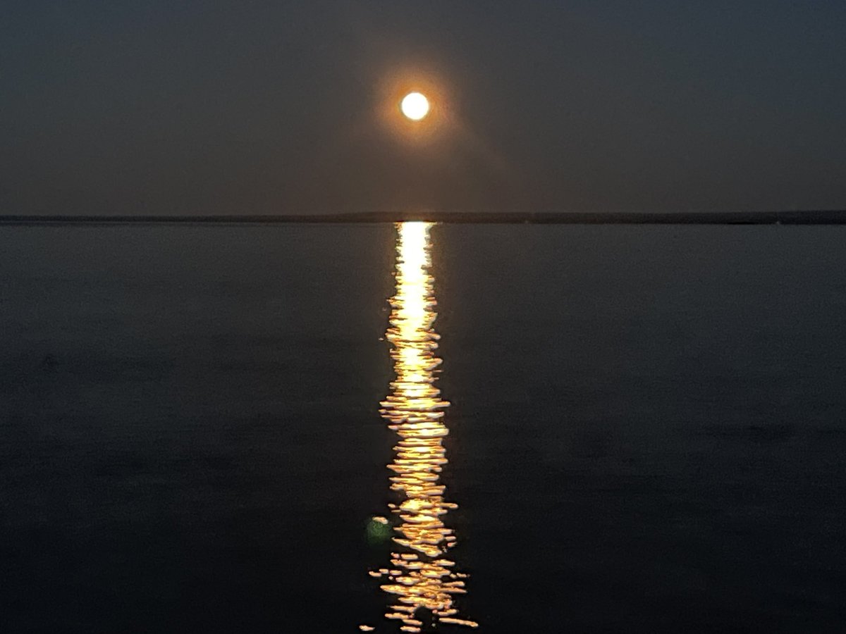 LakeSuperior's tweet photo. Getting mooned. https://t.co/nUA4rdrhOm