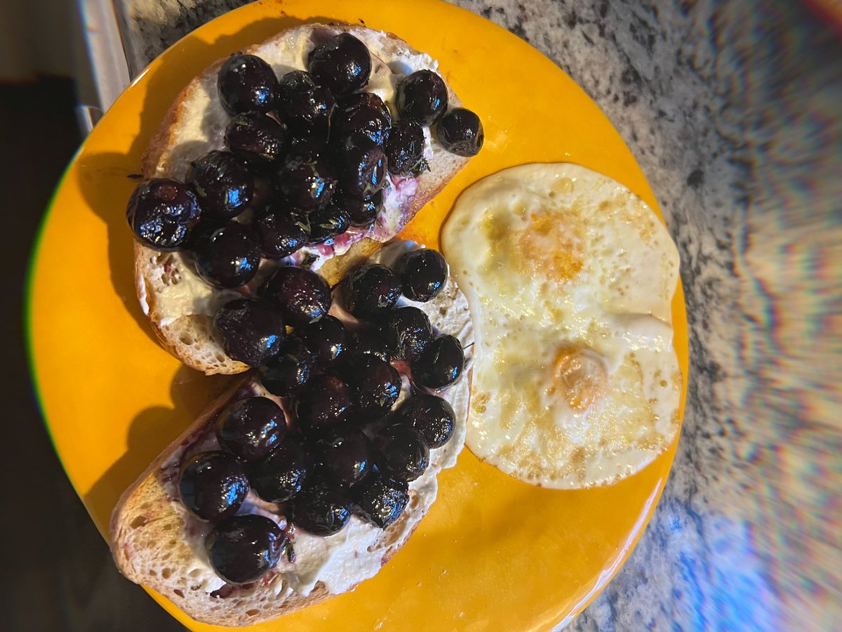 _nikkinichole_'s tweet photo. Here me out…. Roasted grapes w thyme on a ricotta cheese spread toast? 🤤 https://t.co/IIfX1cibSF