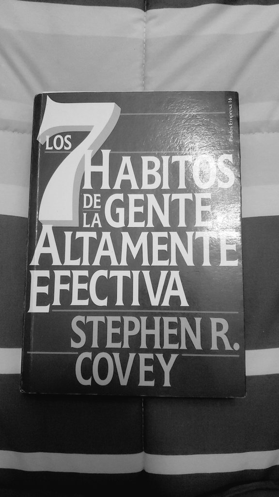 codewithsala's tweet photo. Un rato de 📖 antes de dormir. Hace unas semanas empecé a leer esta obra de arte, debería ser requisito para todos aquellos que tienen la lectura como hobby. Podría definir este libro como un manual para la vida #7habitos https://t.co/eclEpBoGXK