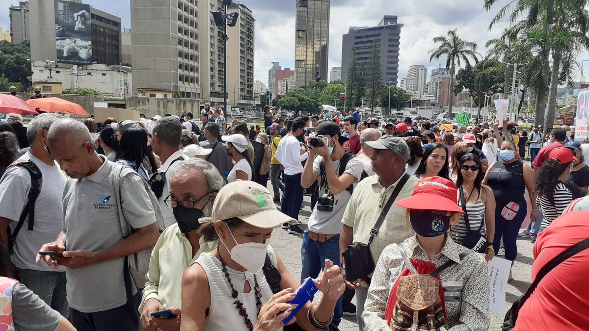 #11Agos Concentración de sindicatos y trabajadores el día de hoy en plaza venezuela en contra del instructivo ONAPRE.  ¡La lucha sigue en la calle hasta rescatar nuestros derechos laborales arrebatados por el régimen de Maduro!