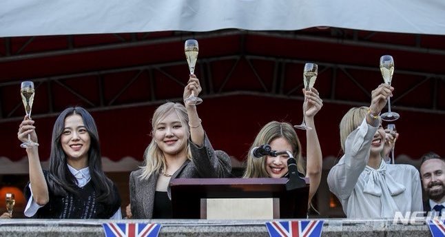 WE DID IT BLINKS!! 😭 Thank you to everyone who pre-ordered in the first 24hrs <a href="/BLACKPINK/">BLACKPINKOFFICIAL</a>