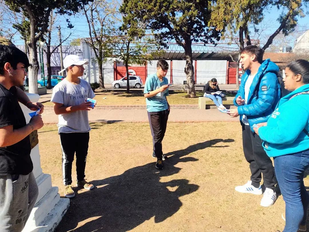 EncuentroMerlo's tweet photo. Compañeres de @juvenemerlo
estuvieron en #AltosDeMerlo y #MerloCentro hablando con les pibes sobre el programa Progresar. 

Recorda que tenes tiempo para inscribirte hasta el 31 de agosto de 2022. Cualquier duda escribinos! 📝 👇🏽

#ProgresAr #NuevoEncuentro #Juventudes #Merlo https://t.co/LHlDBM6OBB