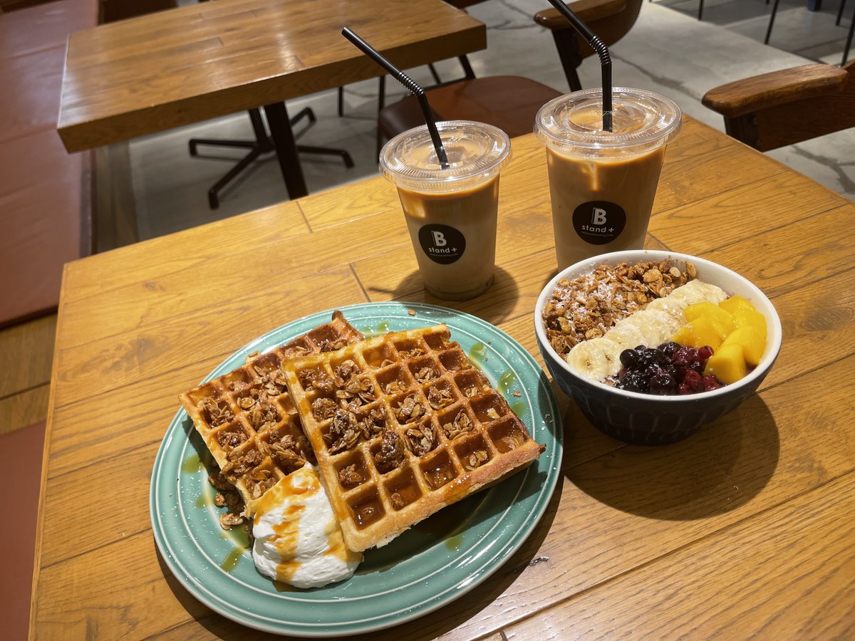 showahc's tweet photo. 昨日紹介した箕面のカフェの「Bstand＋」さんの料理も載せます。
ワッフルとアサイーボウルです。
アサイーボウルはひんやりしておいしかったです！
カフェラテも酸味がなくておいしいです
良ければ是非

＃箕面
＃箕面カフェ
＃Bstand＋ https://t.co/j29njuybt8