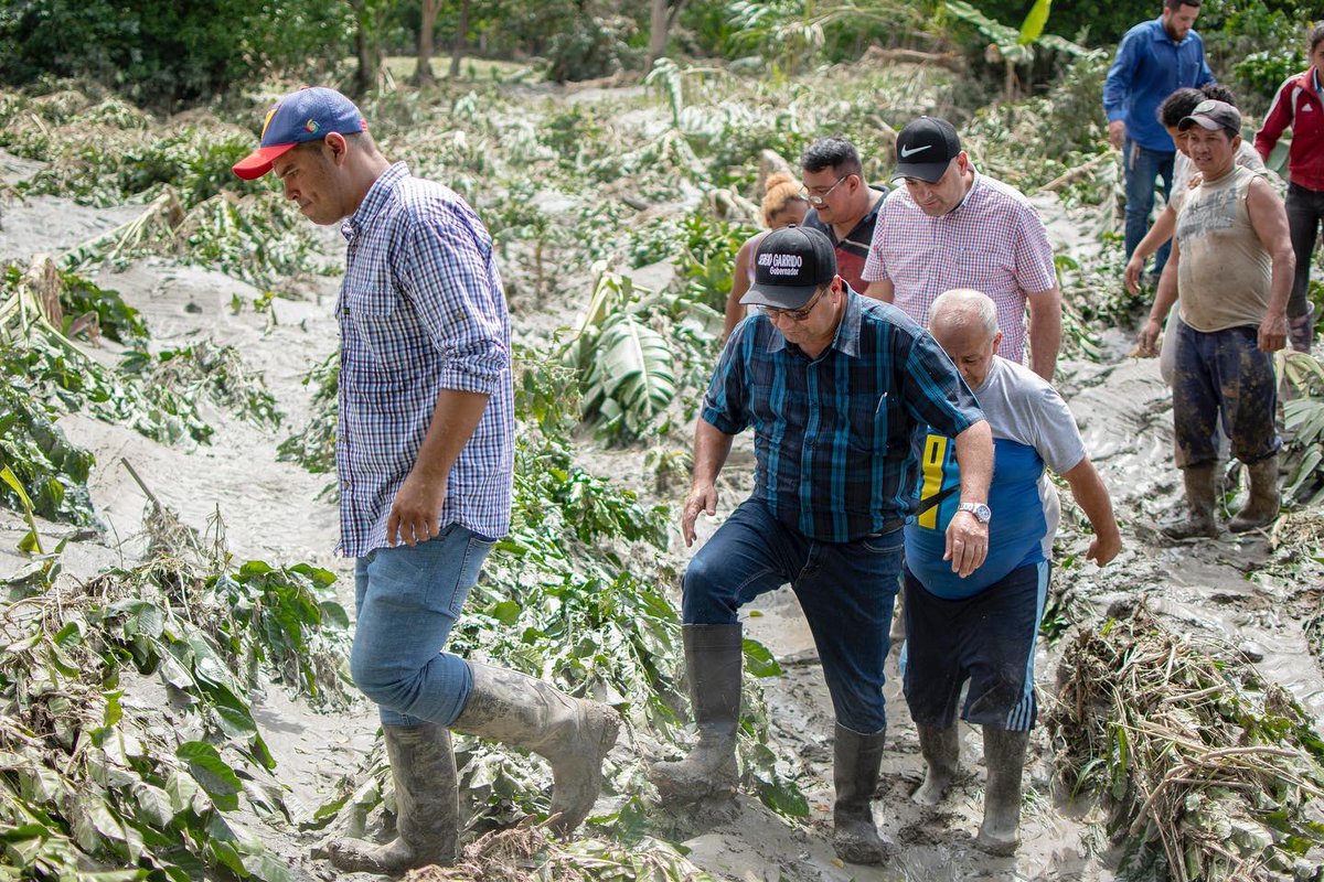 #11ago Todo el equipo de la gobernación sigue trabajando en la ayuda de los ciudadanos afectados por el desborde del río #Socopo en el municipio Antonio José de Sucre.
.