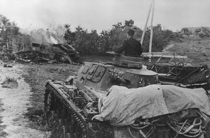 「燃える戦車の残骸を前にしても怯まず前進する我らがⅢ号戦車」と格好つけた解説をしてみる

ゲペックカステンにこれでもかというほどぶら下げた水筒や機関室上の荷物が面白い…の…ですが………

前で燃えてる車輌ナニコレぇ!!?!?

…え?P虎……? 