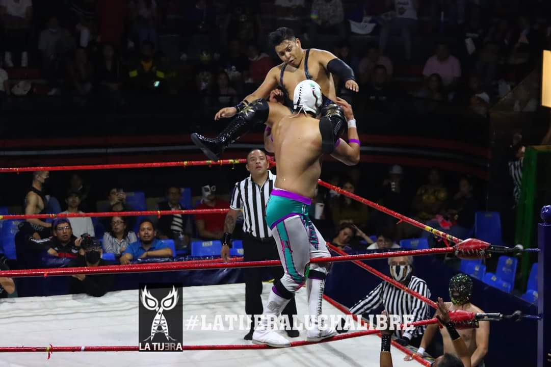 LaTijeraLucha's tweet photo. la representación de Argentina fue complementada por #AngelDelAmor, #GuerreroOlimpico, #Historico y #Adrenalina ante #Calibus, #Epidemia, #Zenick y #GargolaXtreme, al final #ElJusticiero exige una revancha, pero ahora en Coacalco y sin intromisiones...
#latijeraluchalibre https://t.co/jHwYBDGswA