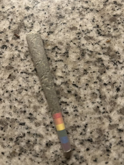 Smokin that queer pack 😋 https://t.co/UQSHKBTIjV