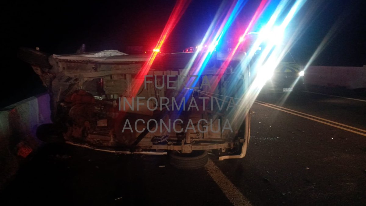 aconcaguaradio's tweet photo. Fatal accidente en Autopista Los Andes. Al menos un fallecido, y 4 heridos de distinta gravedad en triple colisión ocurrida en Kilómetro 39, sector El Mirador. https://t.co/ZBCzJFdSSu