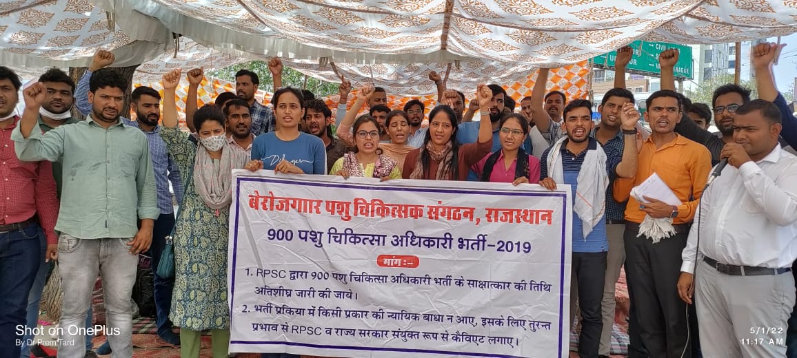 Pratiks83364727's tweet photo. आदरणीय मुख्यमंत्री जी 200 पदों पर अस्थाई पशु चिकित्सा अधिकारियों की भर्ती कराने का क्या तात्पर्य है जब पशु चिकित्सा अधिकारी भर्ती 2019 3 साल से कोर्ट में अटकी हुई है उसको पूर्ण करवाने का प्रयास करें राज्य में 2300बेरोजगार पशु चिकित्सक है! @RajCMO
@KatariaLalchand  @1stIndiaNews https://t.co/TEZaTZKwpc