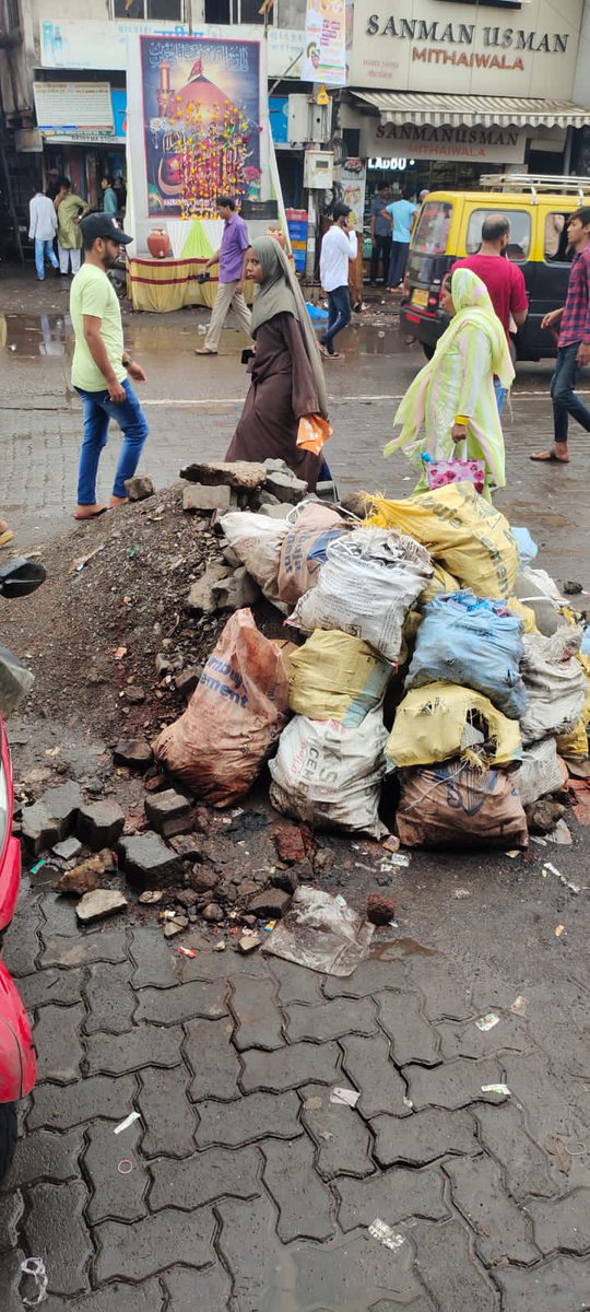 arshadshah111's tweet photo. Near shifa boutique 90ft road dharavi huge pile of debris center of road @mybmcWardGN @mybmcSWM @mybmc kindly clear this 
@PotholeWarriors 
@PotholeTeam https://t.co/PkP6DFiMd0