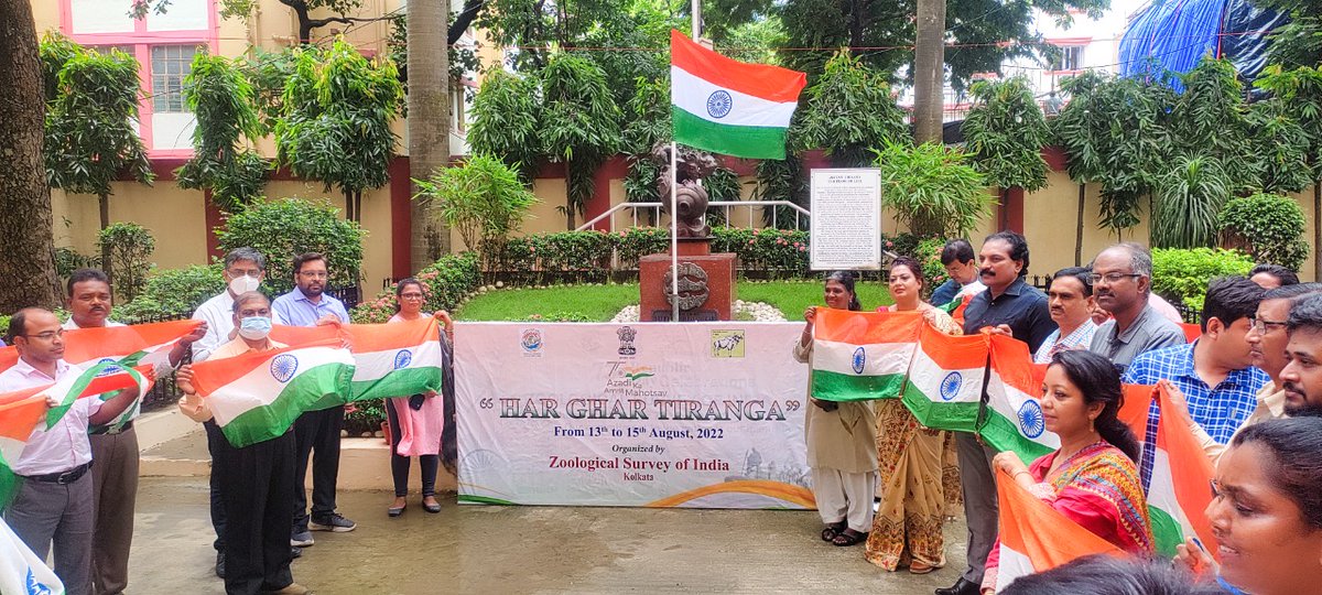 #HarGharTiranga campaign held under the aegis of #AzadiKaAmritMahotsav. @DhritiZSI, Director, Zoological Survey of India, distributed our National Flag to the staff of ZSI, HQs., Kolkata. @moefcc