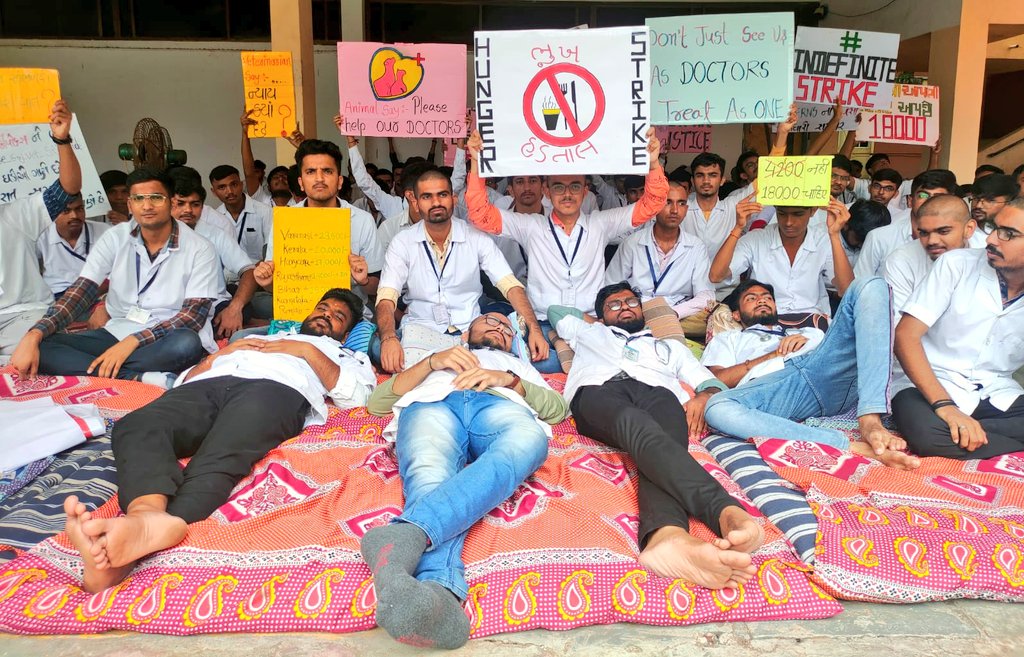 एक और राज्य में LSD के प्रकोप से बचाने में Veterinarian दिन रात कितनी मेहनत कर रहे है फिर भी सरकार उनकी मांग को लेकर गंभीर नहीं है मात्र 4200/ के मासिक भत्ते पर 8-10 hrs की clinical duty कराई जा रही है जो सरासर अन्याय है