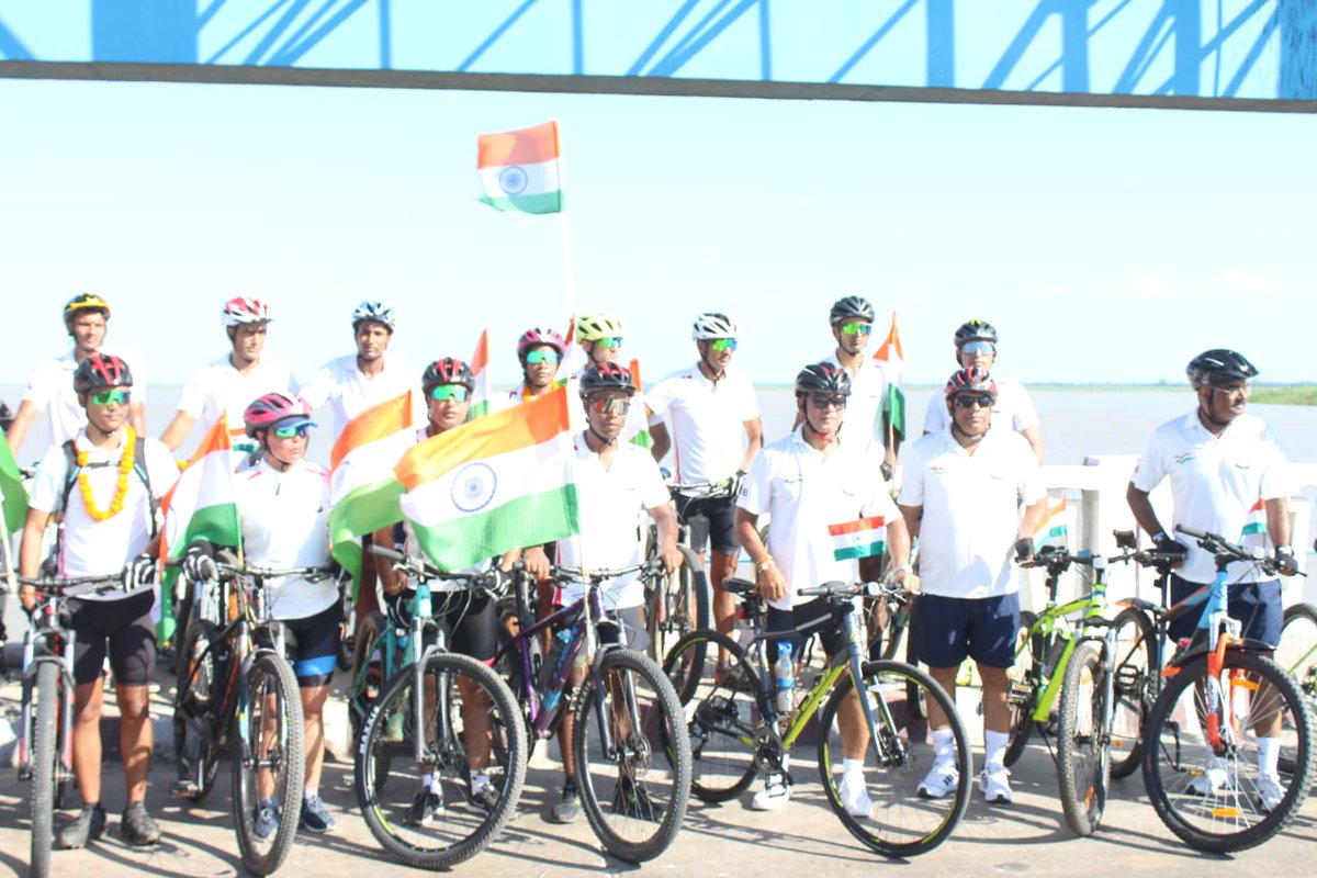 SSBFTRLUCKNOW's tweet photo. #RidingIsHealing
Spreading the spirit of #HarGharTiranga at Indo-Nepal border and creating awareness about the environment having Feet on Pedal and Spirits on Clouds, #Dr S L Thaosen, DG #SSB @sthaosen led a 52 km long cycle rally at Lakhimpur Kheri.
#AzadiKaAmritMahotsav https://t.co/OTyH2mXHsg