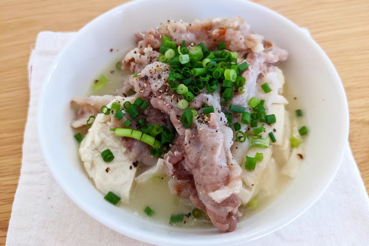 豚肉と豆腐で簡単に一品出来上がり！レンジで手軽に「塩鶏ガラ豚豆腐」。