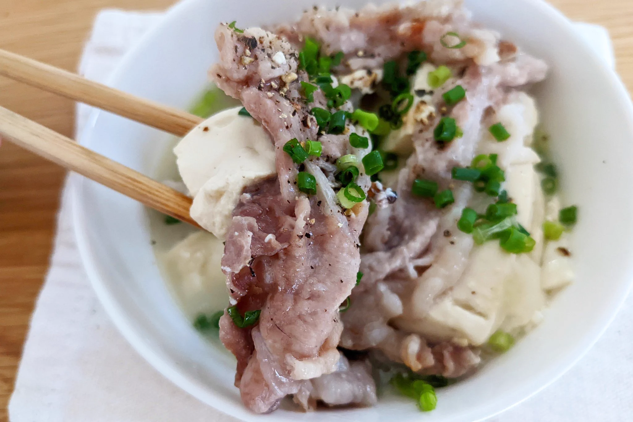 豚肉と豆腐で簡単に一品出来上がり！レンジで手軽に「塩鶏ガラ豚豆腐」。
