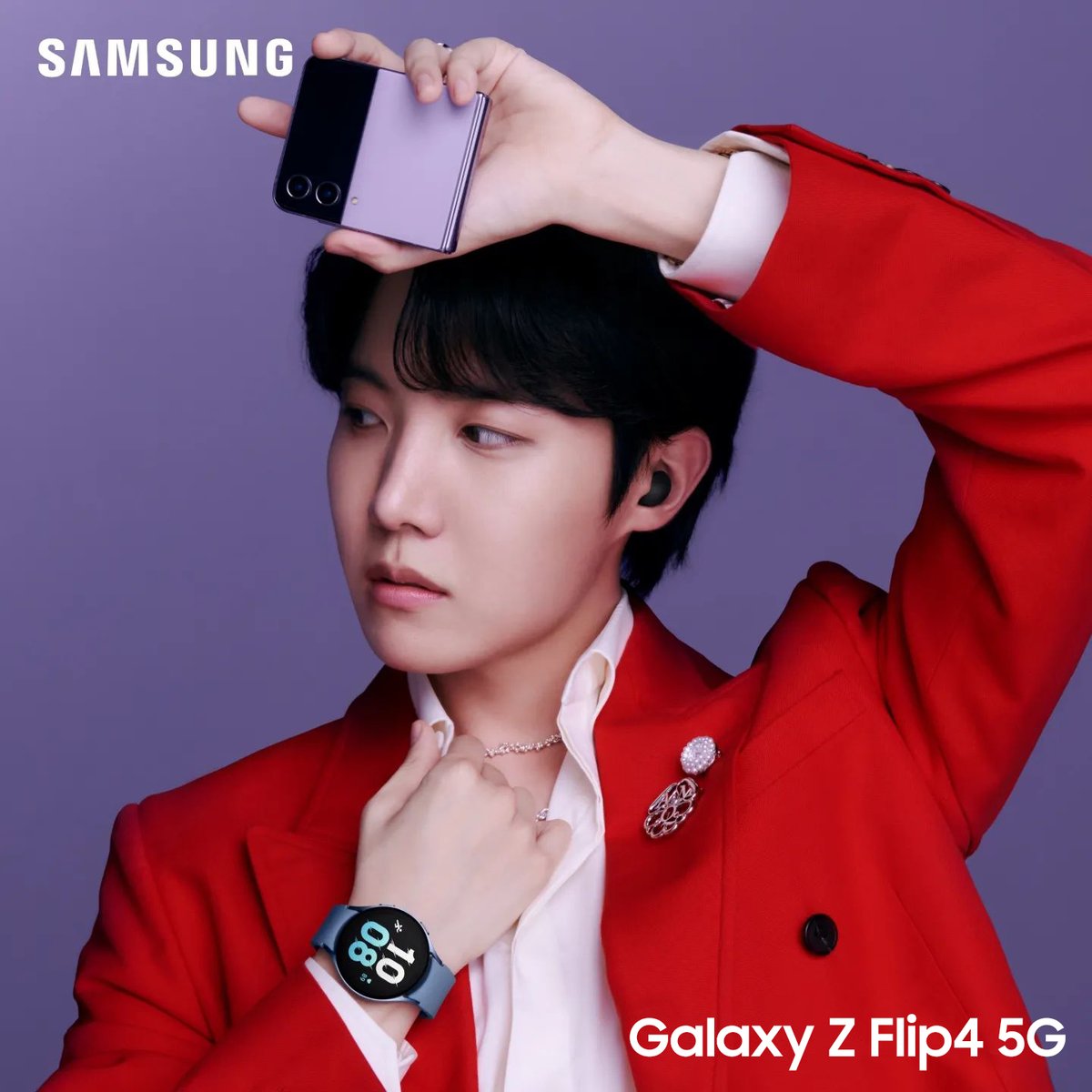 samsungID's tweet photo. #jhope’s coolness made the color combination for the #GalaxyZFlip4 5G, #GalaxyBuds2Pro AND #GalaxyWatch5 juuuust fine! 😎 

@BTS_twt #GalaxyxBTS #SamsungUnpacked https://t.co/N8LkpyH5kH