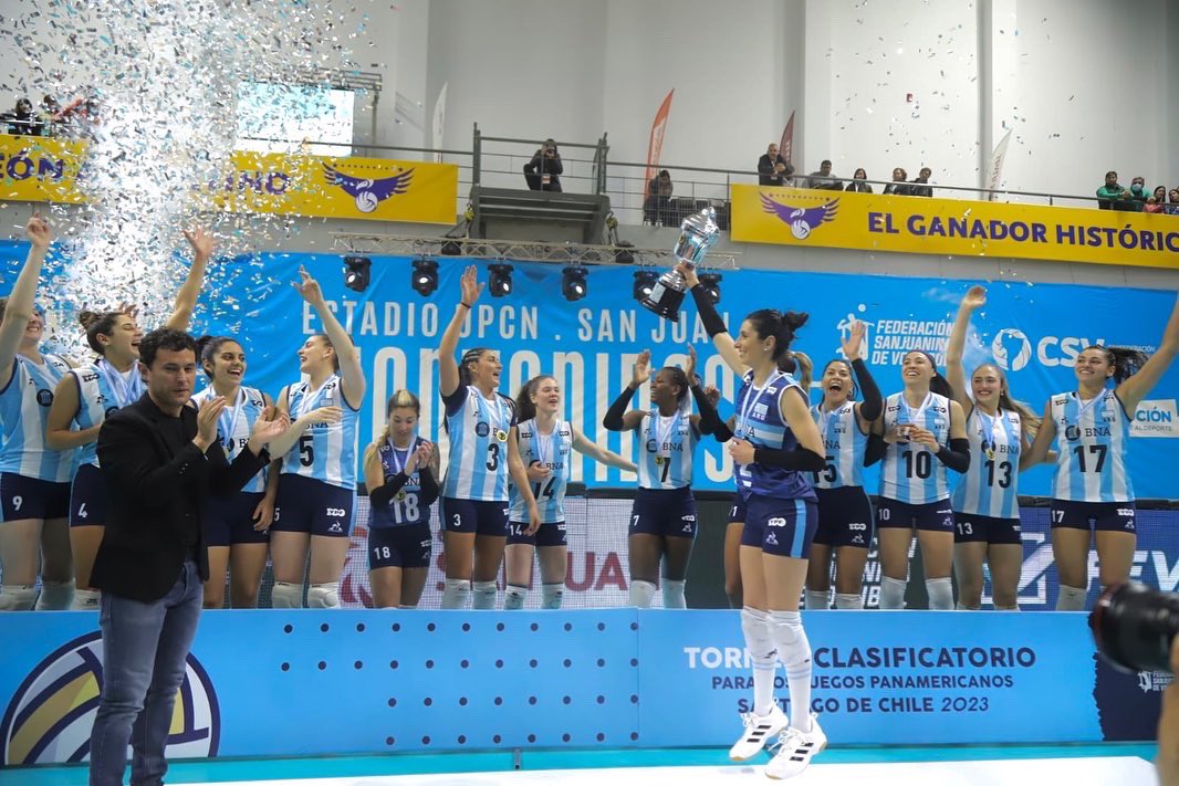 PANTERAS CAMPEONAS EN SAN JUAN🇦🇷💙!

Tras vencer 3-1 a Colombia por la última fecha Las Panteras se consagraron campeonas del Pre Panamericano en una verdadera fiesta! 

📸Federación Sanjuanina de Voley/ Mariana López 

#VamosArgentina #VamosPanteras