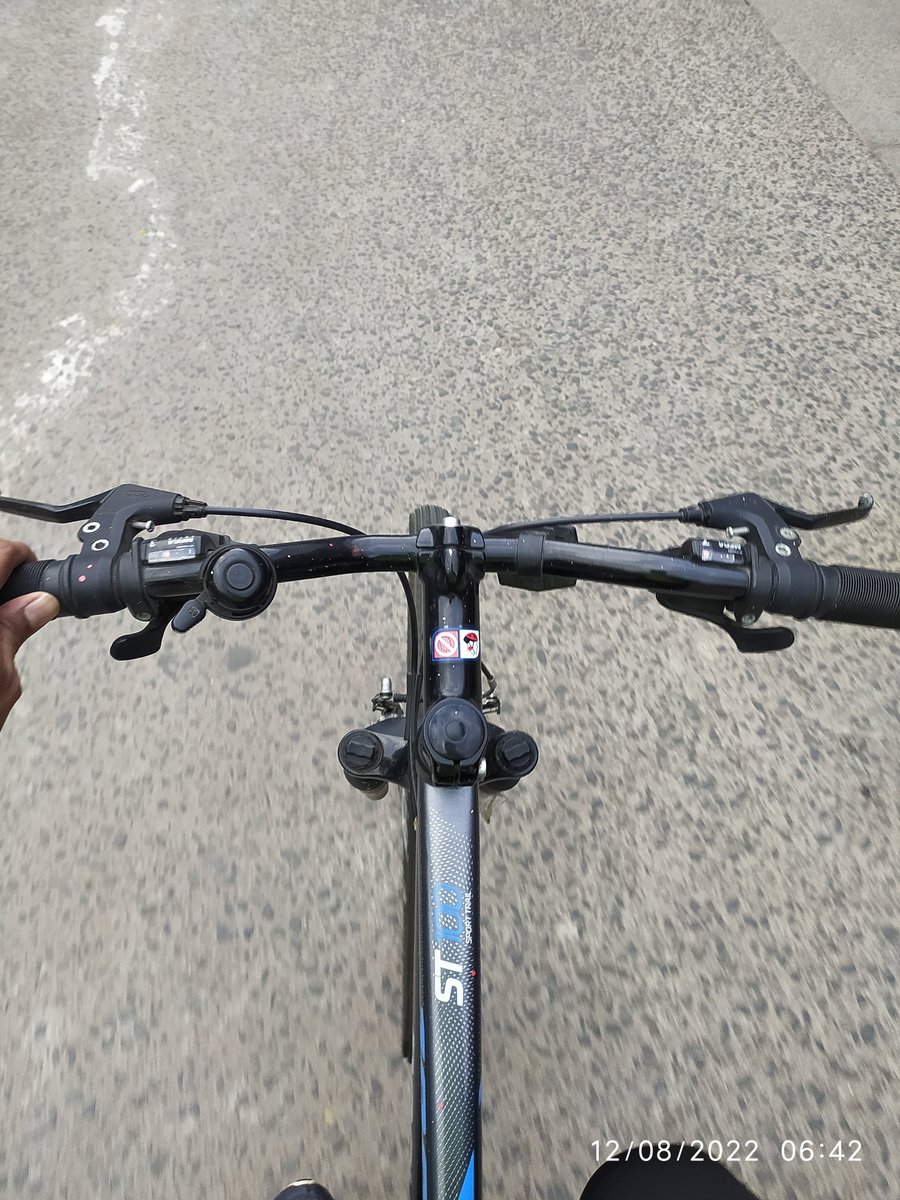 stayhumbledeepu's tweet photo. #CyclingTwitter #FitnessMotivation #MTBcycle 
1 hr cycling 
700 skipping (250*1 ,remaining all bits and pcs) and 20 squats 
Calves aching 
Total exhaust  🥵
Spotted many people carring at Necklace road  #HarGharTiranga 
#weekendvibes https://t.co/awF9uII2SO