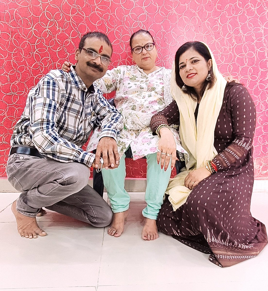Lko_VivekSharma's tweet photo. बहन - भाई के पवित्र अटूट बंधन त्यौहार " रक्षाबंधन " की हार्दिक शुभकामनाएँ।
आपके पास किसी अपने को देने के लिए सबसे अच्छा गिफ्ट है,उसकी भावनाओं को समझना और सम्मान देना। 
प्रतिवर्ष की भांति बेटियों ने भी रक्षा सूत्र बांध कर आशीर्वचन लिया। 😊🎉 @StarnewsB https://t.co/Sj622l1SqJ