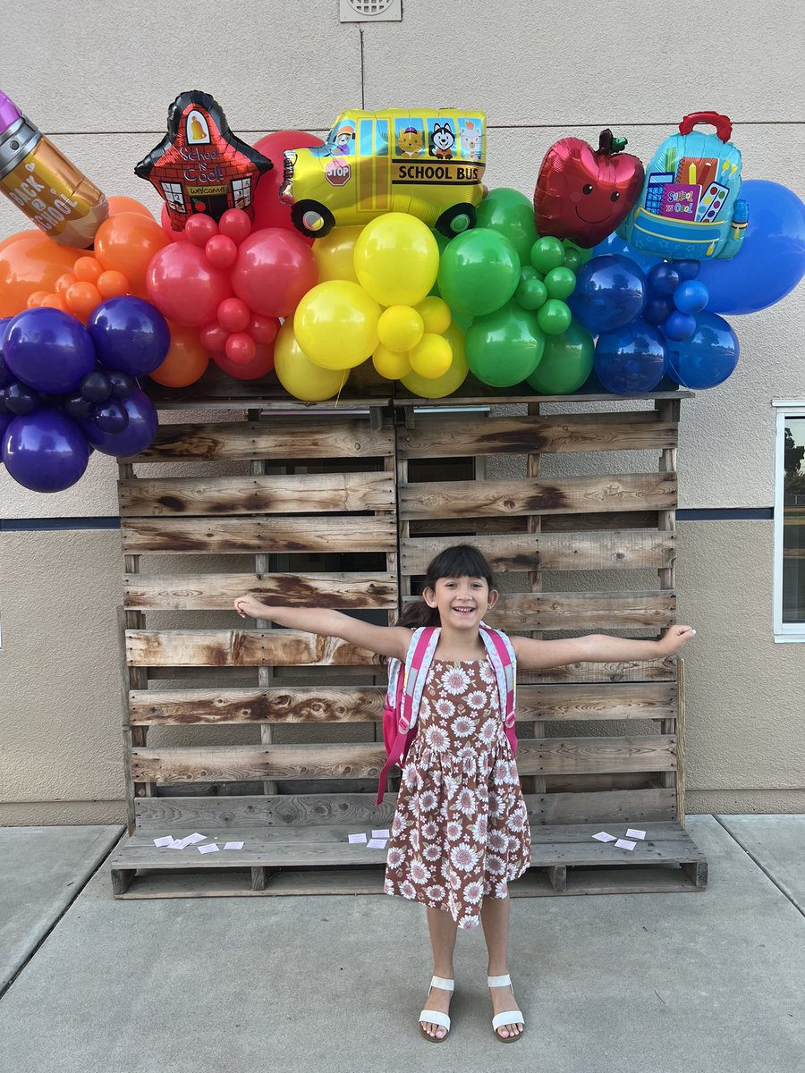 LAlvarez0202's tweet photo. It was great to see such happy faces this morning! So lucky to work with amazing students and staff! β€οΈ#eccoyotes #movingforward #best1stdayvusd https://t.co/E7G19Cw643