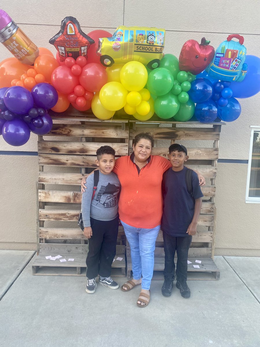 LAlvarez0202's tweet photo. It was great to see such happy faces this morning! So lucky to work with amazing students and staff! β€οΈ#eccoyotes #movingforward #best1stdayvusd https://t.co/E7G19Cw643