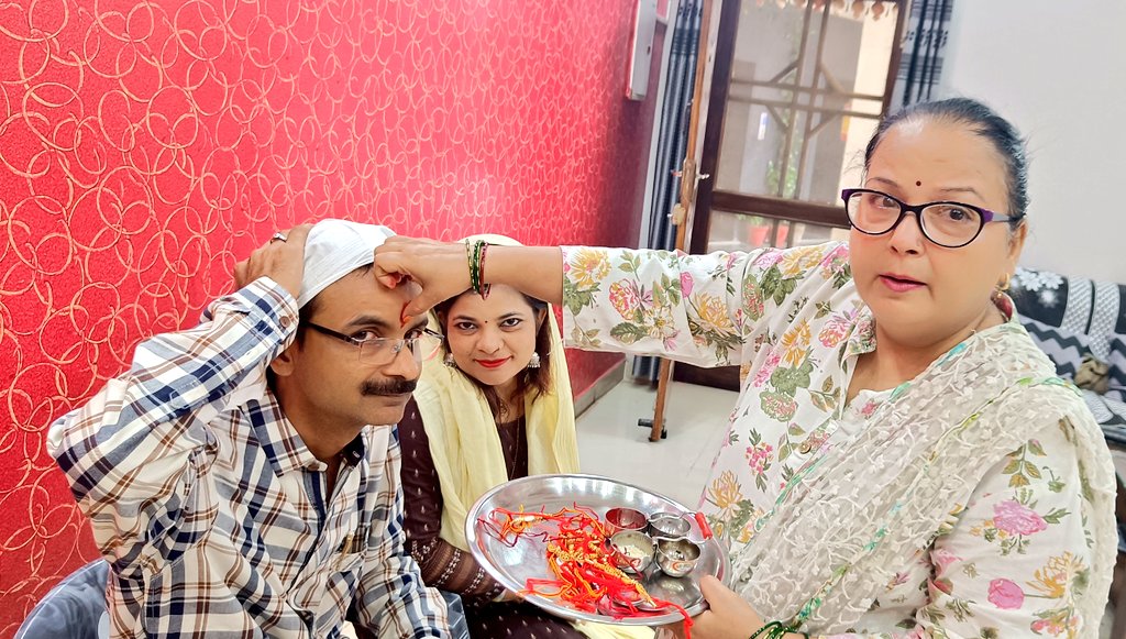 Lko_VivekSharma's tweet photo. बहन - भाई के पवित्र अटूट बंधन त्यौहार " रक्षाबंधन " की हार्दिक शुभकामनाएँ।
आपके पास किसी अपने को देने के लिए सबसे अच्छा गिफ्ट है,उसकी भावनाओं को समझना और सम्मान देना। 
प्रतिवर्ष की भांति बेटियों ने भी रक्षा सूत्र बांध कर आशीर्वचन लिया। 😊🎉 @StarnewsB https://t.co/Sj622l1SqJ