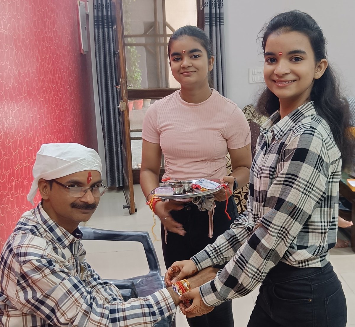 Lko_VivekSharma's tweet photo. बहन - भाई के पवित्र अटूट बंधन त्यौहार " रक्षाबंधन " की हार्दिक शुभकामनाएँ।
आपके पास किसी अपने को देने के लिए सबसे अच्छा गिफ्ट है,उसकी भावनाओं को समझना और सम्मान देना। 
प्रतिवर्ष की भांति बेटियों ने भी रक्षा सूत्र बांध कर आशीर्वचन लिया। 😊🎉 @StarnewsB https://t.co/Sj622l1SqJ