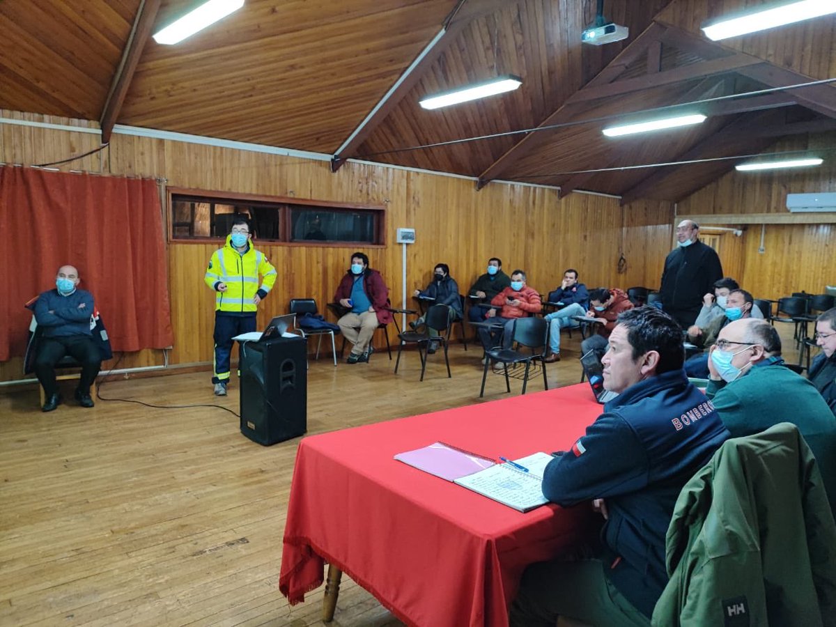 Lider del grupo agreste realizando exponiendo al directorio general del Cuerpo de Bomberos de Castro.