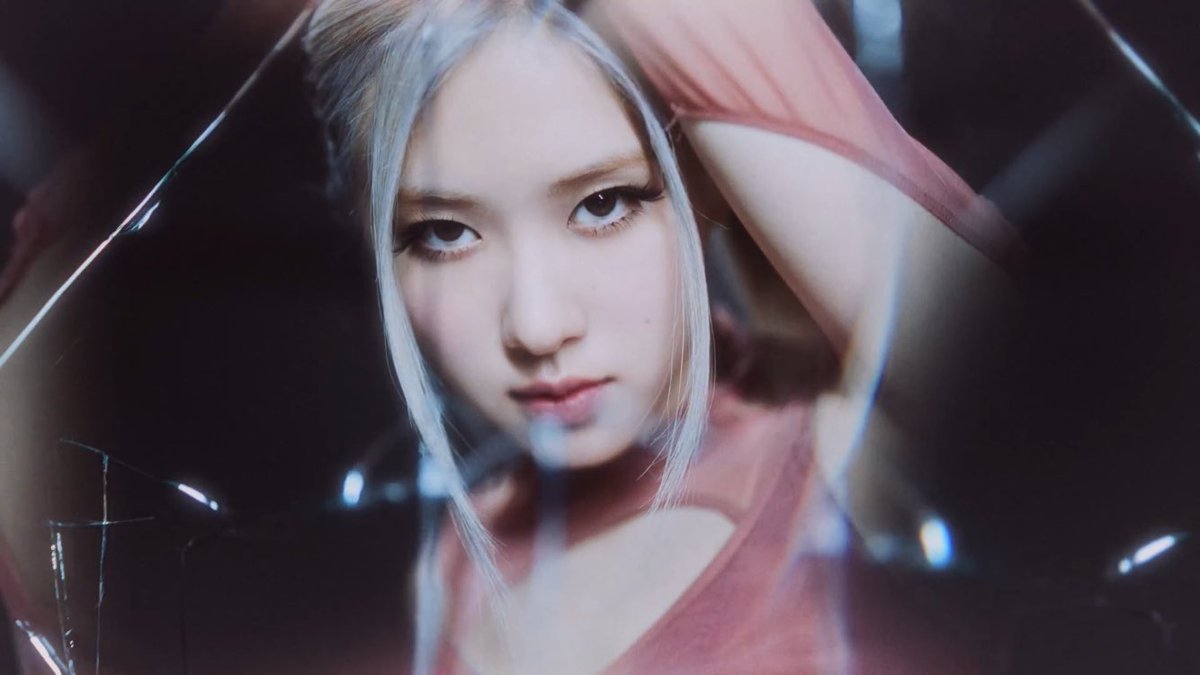 hourly rosé tweet media