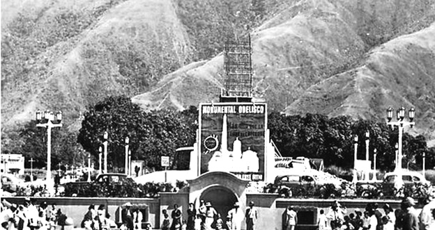 La Plaza Francia de Altamira en #Caracas al momento de ser inaugurada. Tal y como se aprecia en la foto, el Obelisco aún no había sido construido y se logra apreciar el cartel que anunciaba su construcción. Conoce más en nuestro canal de Youtube. youtu.be/fIWT8JyKbEo #11Ago