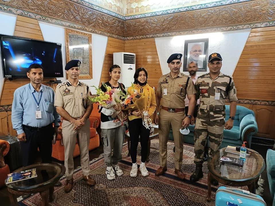 kuldeep_handoo's tweet photo. Rousing reception for Chisti sisters at sgr airport on their arrival from Gorgia. Thanku so much @BudgamPolice #tahirsaleemsir.
Great moment for the parents.
Kudos to Ayera and Ansa for making us proud.@OfficeOfLGJandK @nuzhatjehangir @IWUFOfficial @JKSportsCouncil @JmuKmrPolice https://t.co/h4Ut0owd8a