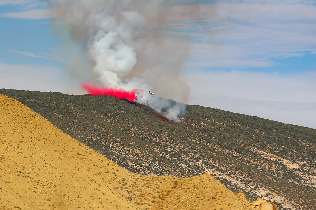 UtahWildfire's tweet image. NEW START/UPDATE: #MoonshineFire burning on Yampa Plateau on Utah side of @DinosaurNPS. Retardant used to slow fire before 8 smokejumpers parachuted onto the ridge. Est. at 8 acres; lightning caused. #blmgl