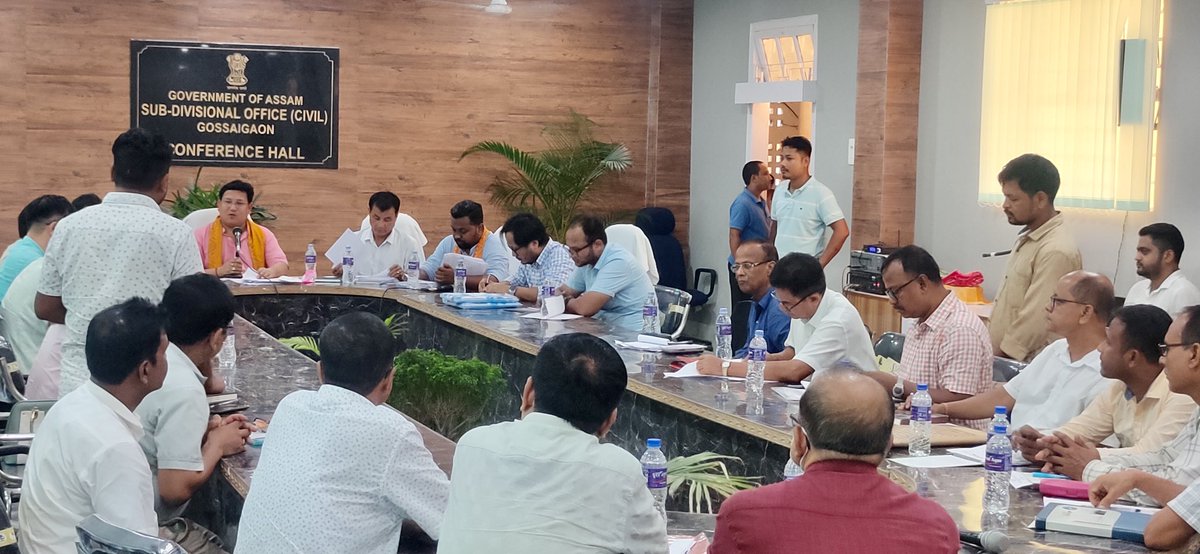 SDO_CGossaigaon's tweet photo. Hon'ble BTC Chief Sjt @PramodBoroBTR,along with EMs &amp; MLA Gossaigaon, reviewed the works of various departments with their respective HoDs &amp; i/c SDO(C) @mridul_boro &amp; reiterated them to ensure successful implementation of #HarGharTiranga  #AzaadiKaAmritMahotsav @dckokrajhar https://t.co/45zMjNy3iR