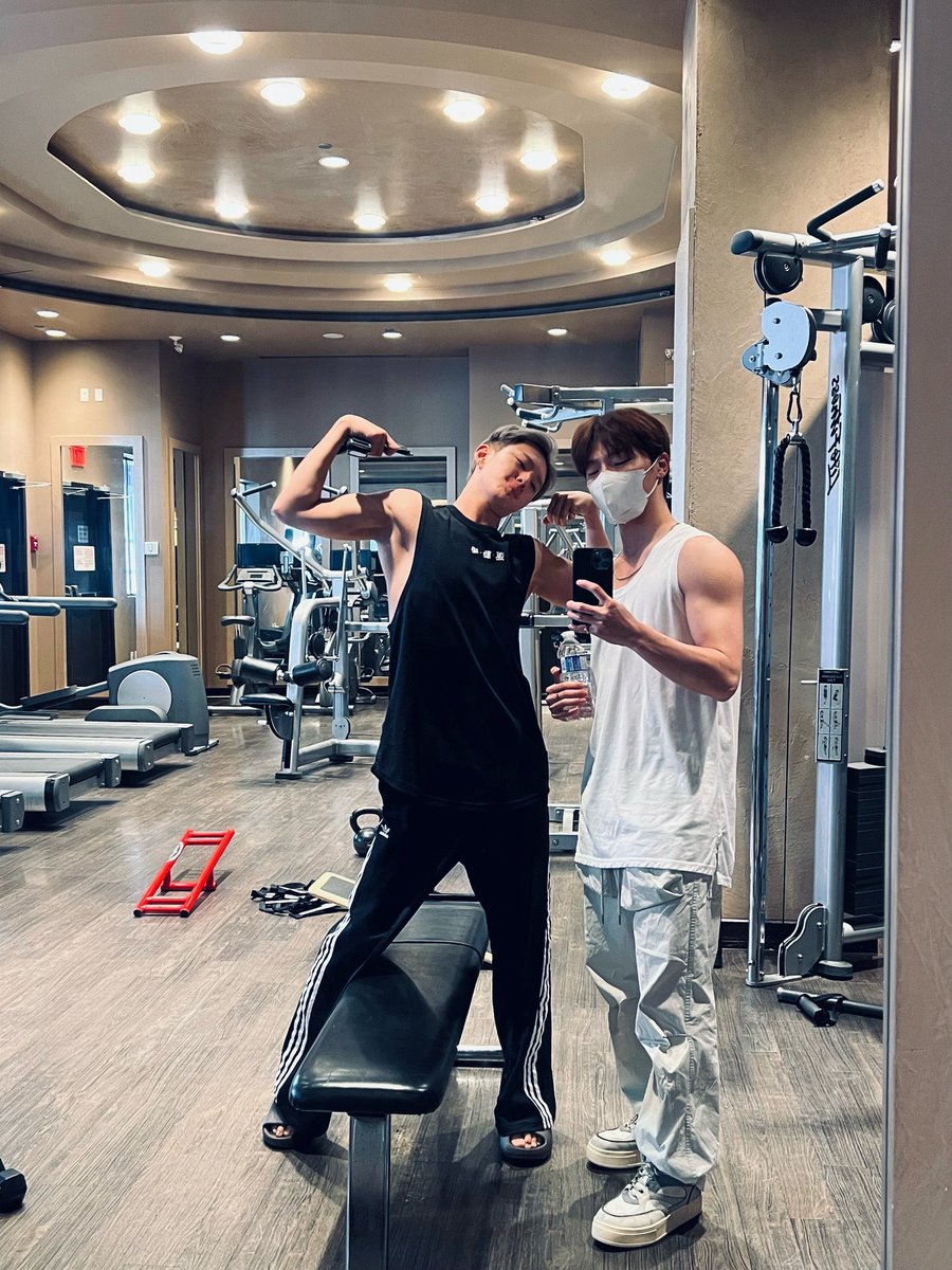sourkyeom's tweet photo. why do seventeen have the worst feet imaginable https://t.co/TNOTUcOrXz