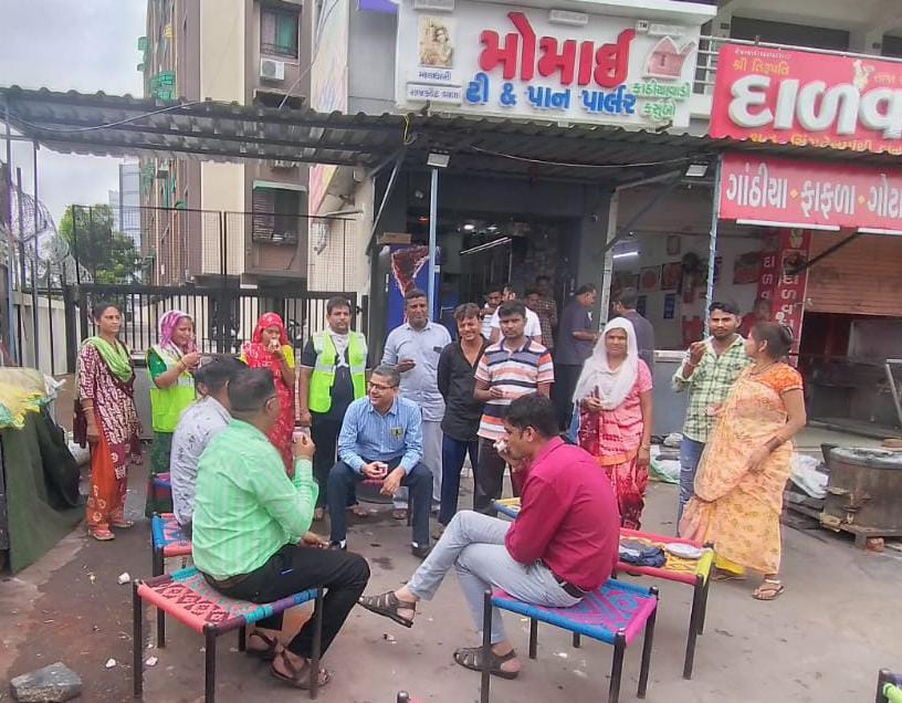 NileshAMC's tweet photo. Had Tea with my safai kamdar and SWM malaria  supervisory staff at Momai tea stall, Haridarshan Cross road ,Naroda..Staff highly motivated to keep city neat and clean https://t.co/qzi8nV7OCo