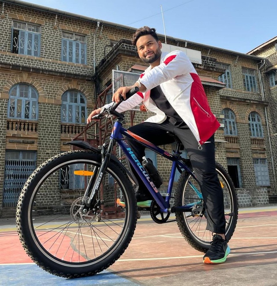 TathyanshT's tweet photo. Urvashi - Mr. RP waited for  12 hours to meet me #UrvashiRautela
Mr. RP -  I don't even wait for 3 balls to settle and smash the bowlers in test
 ** I support Mr. RP
#Rishabpant https://t.co/sG4vuaYsMw