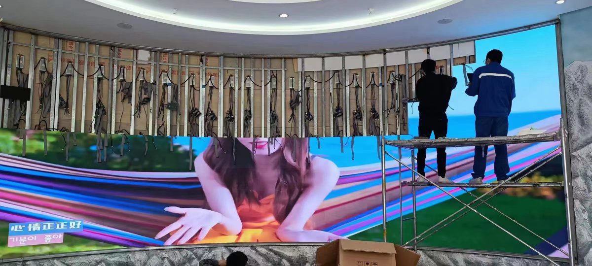 TracyHu16's tweet image. Hey, dear, I know you are very professional.
and you know assemly the all parts as a full screen, right?
This screen we just finished, is with the #flexibleledmodule for #curvedledscreen #dispalypanel #ledvideowall #customized