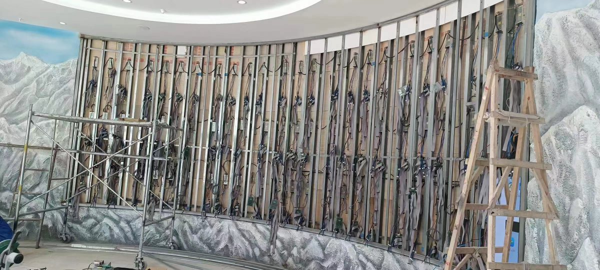 TracyHu16's tweet image. Hey, dear, I know you are very professional.
and you know assemly the all parts as a full screen, right?
This screen we just finished, is with the #flexibleledmodule for #curvedledscreen #dispalypanel #ledvideowall #customized