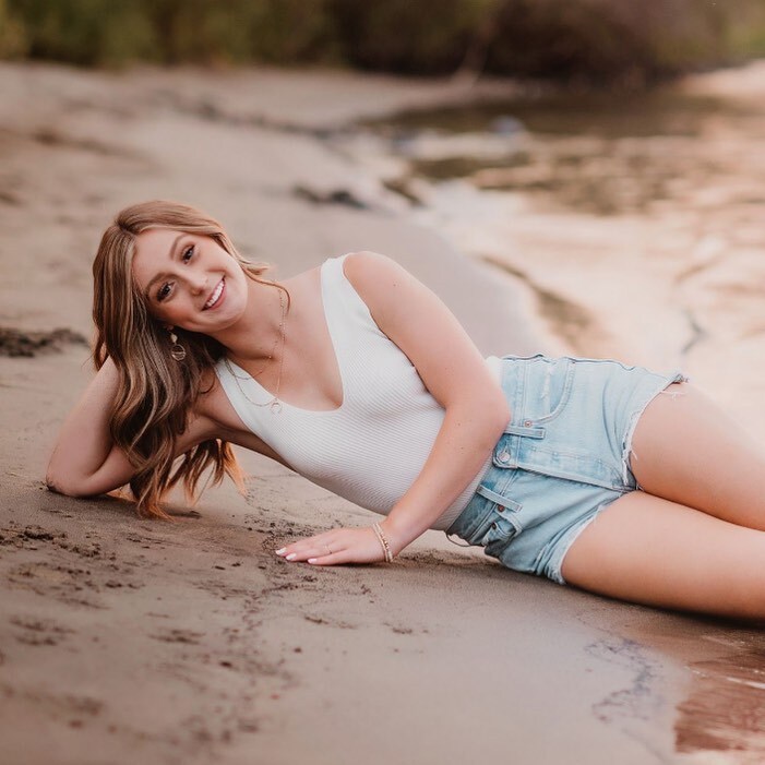 Sunshine and tan lines. ☀️ 

Hair and makeup by <a href="/ab/">Andrew Brennan</a>.cosmo 

#amymccallphotography #amymccallseniors #seniorpictures #classof2023 #lewistonphotographer #pomeroywashington #seniormuse #seniorstyleguide #senioryearmagazine #seniorluxe #seniorologie instagr.am/p/ChJRMfrrkIk/