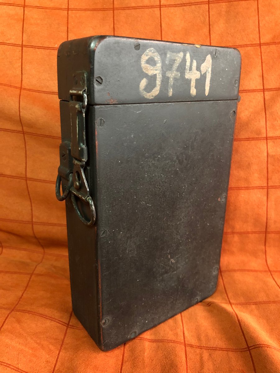 BlackburnCo1's tweet photo. ゲルマン民族伝統工芸品が届きました。
Ｚｆ４スコープ（Gewehr-Zielfernrohr4-fach）用の格納コンテナです。
非常に状態の良いミント品、これは大当たりでした。
米国有名オークションでの落札予想額が＄1,000〜＄2,000というレアな品です。

#zf4
#Zielfernrohr
#Gew43
#G43
#ゲルマン民族伝統工芸品 https://t.co/LDEdUJhySN