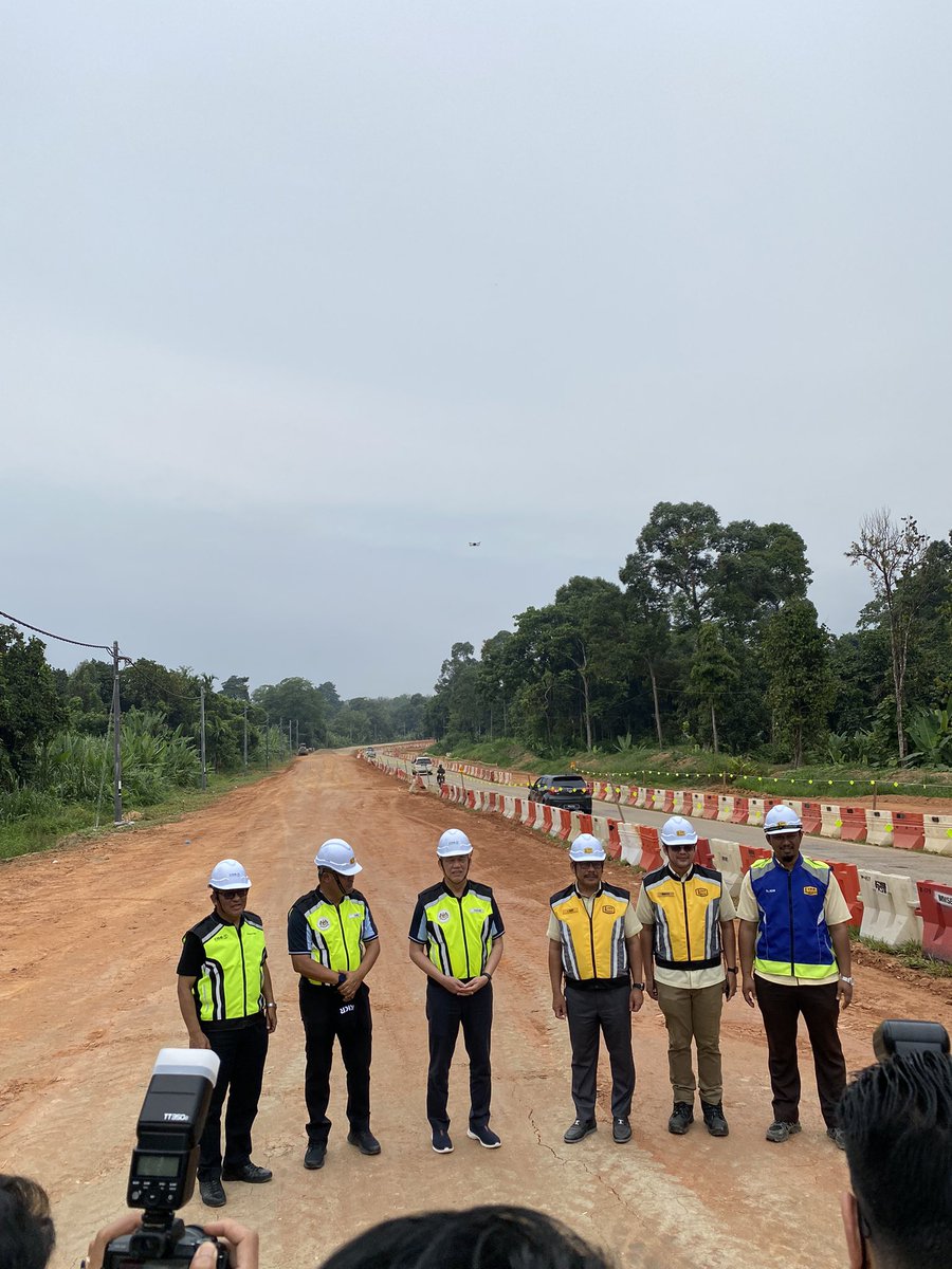 cHuNa8575's tweet photo. Lokasi 6
FT66 Naiktaraf Jalan Jeli - Kg. Reka Luar, Kuala Balah, Dabong (JKR KESEDAR)
#FTroadpedia
#FTroadpediaZonTimur
#RakanKKR
#InfraRakyat
#KeluargaMalaysia https://t.co/bY97D38f0P