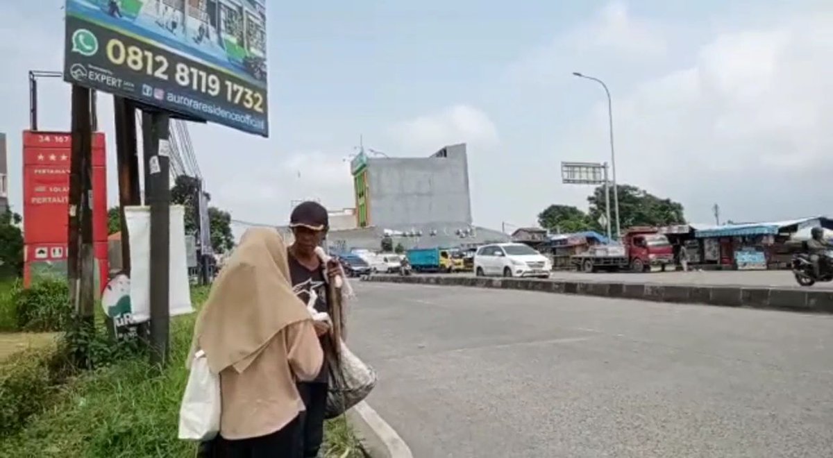 Dilahrtati's tweet photo. Keseruan saya melakukan tugas aksi kita dibidang ekonomi dengan berbagi sedikit makanan kepada orang orang sekitar.Saya membagikanya kepada 5orang sekitar yg sedang bekerja mencari uang untuk menghidupi kehidupan pribadi mereka #VOKASIIMPACT #MPKMB59SVIPB #IPBDIGDAYA #VOKASIJUARA https://t.co/h5VhqIO06l