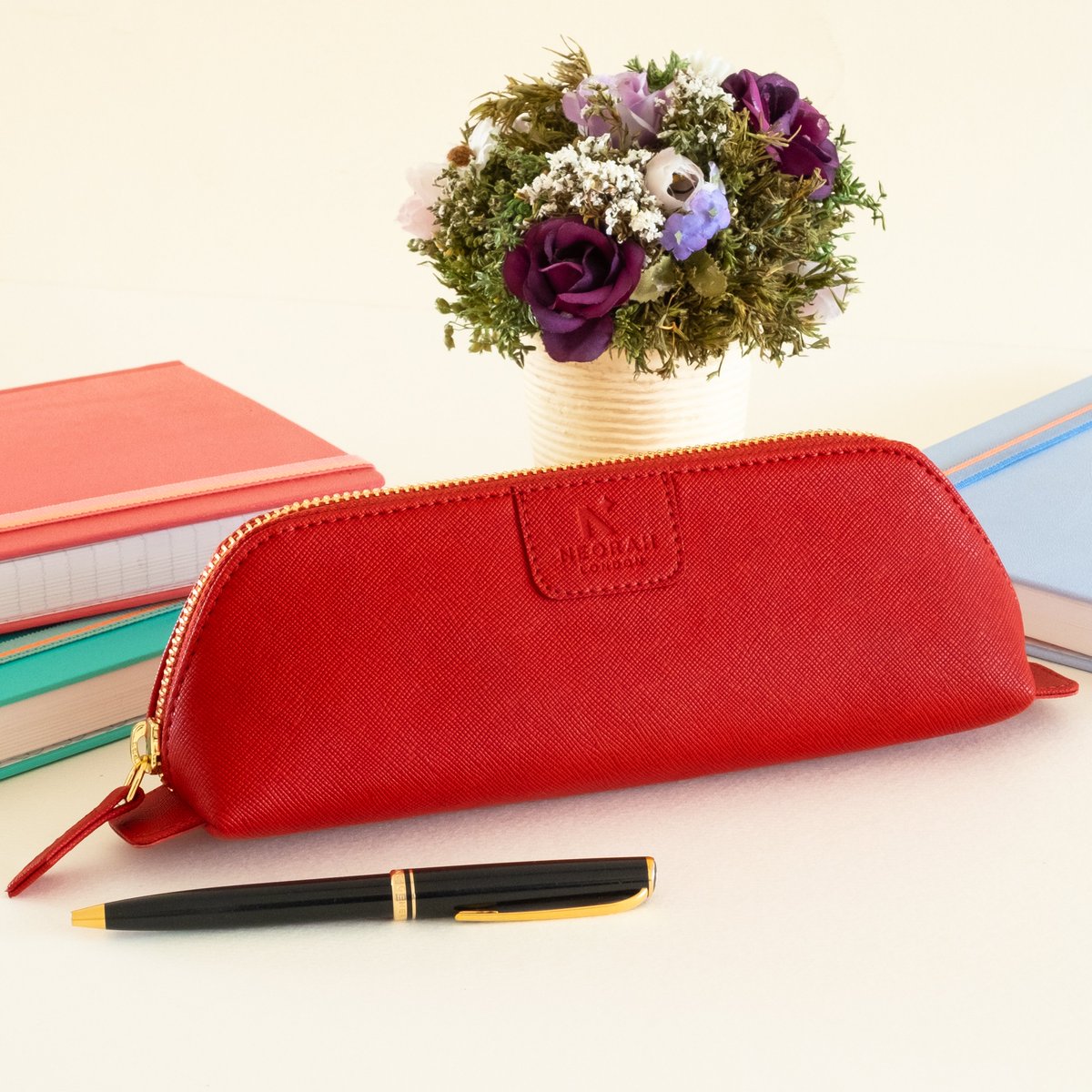 Red is a bit of everything:
Kind of Classy,
Kind of Crazy.

Get this Neorah Pencil pouch quickly to keep all your Art supplies.
atelierneorah.com/collections/pe…

#neorah #neorah1969 #pencilpouch #red #classy #crazy