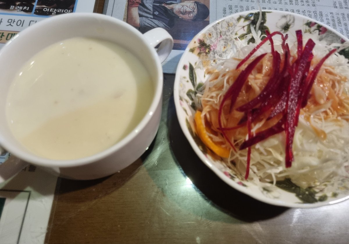 fjjiokdss's tweet photo. 부산 서면 가미레스토랑

옛날 돈가스 맛을 느낄 수 있는 곳. 돈가스가 부드러워서 입에서 녹음... 밥, 야채, 돈가스 그릇을 따로 줘서 좋았다. 사장님이 커피장인이셔서 핸드드립커피가... 깔끔하니 맛있다. 식사시간이 따로 정해져있고, 검색하면 뜨는 19시는 식사주문 마감시간. 10시까지 운영한다 https://t.co/Ag9BgSnkIo