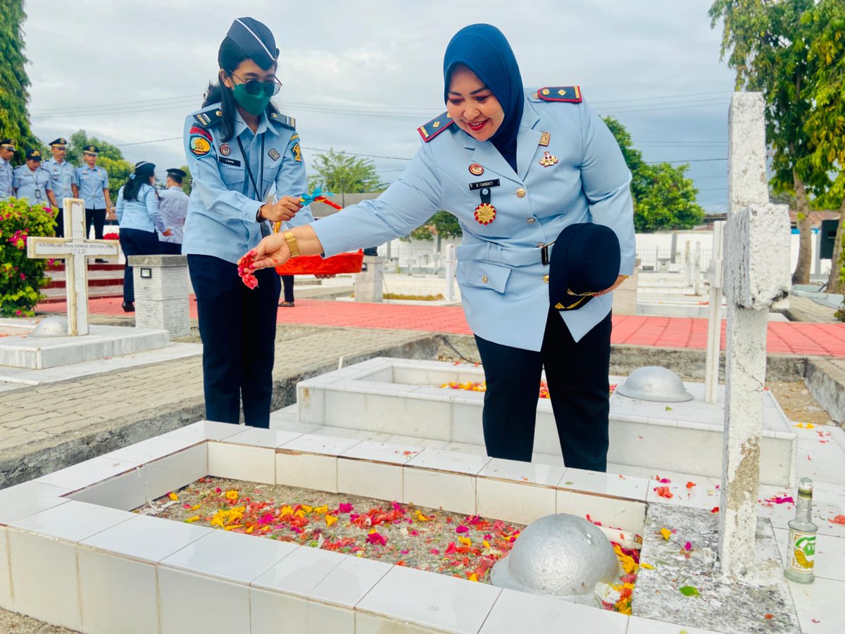 lapas_perempuan's tweet photo. MAKNAI PERJUANGAN PAHLAWAN, LAPAS PEREMPUAN KUPANG LAKUKAN ZIARAH DAN TABUR BUNGA
Selengkapnya: https://t.co/6lRwDqBDEP
#KemenkumhamNTT
#HDKD
#LapasCERIA
#KamiPASTI https://t.co/OTE8Jet8Ev