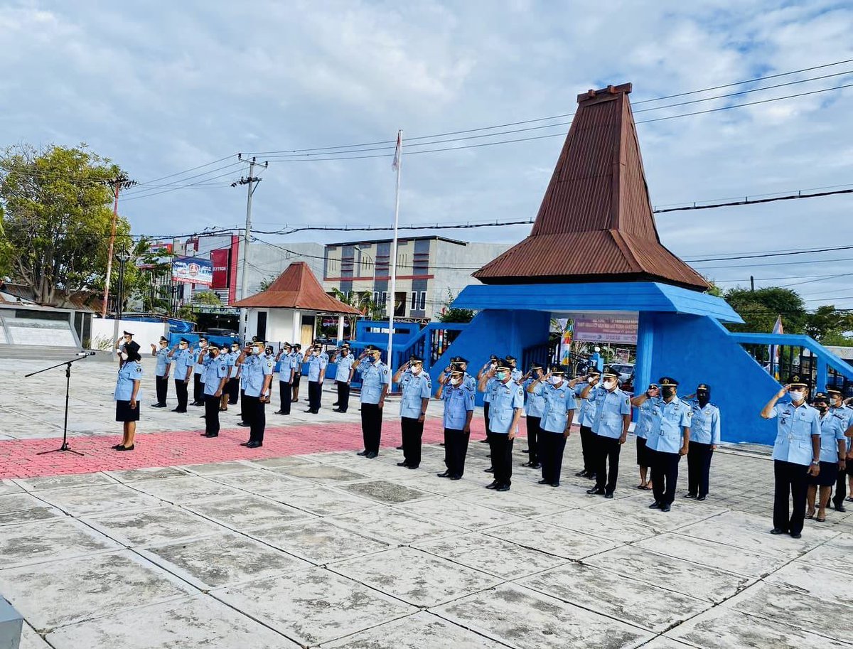 lapas_perempuan's tweet photo. MAKNAI PERJUANGAN PAHLAWAN, LAPAS PEREMPUAN KUPANG LAKUKAN ZIARAH DAN TABUR BUNGA
Selengkapnya: https://t.co/6lRwDqBDEP
#KemenkumhamNTT
#HDKD
#LapasCERIA
#KamiPASTI https://t.co/OTE8Jet8Ev