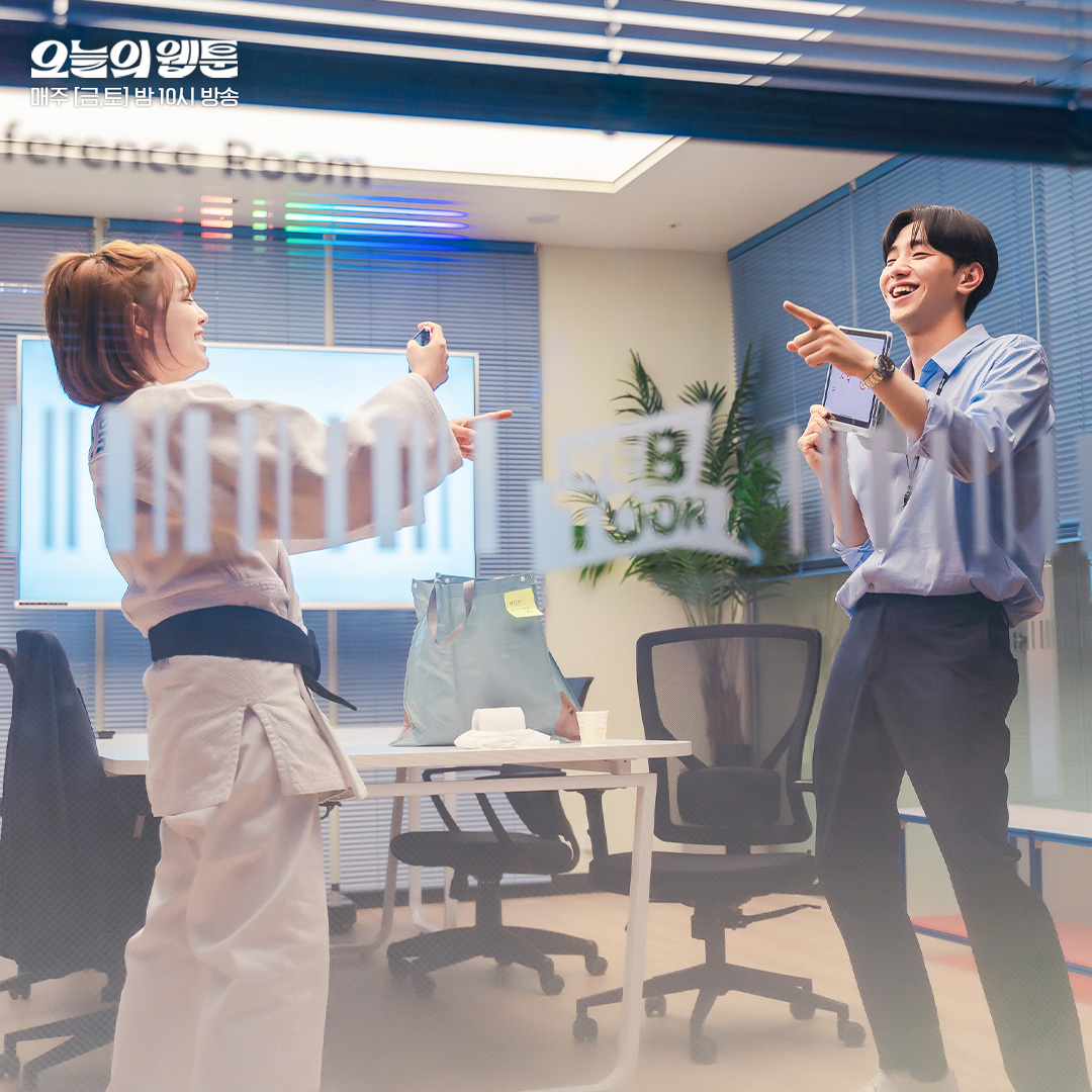 TheDramaWorld2's tweet photo. PHOTO: The budding relationship between On Ma Eum and Goo Joon Young!😍🥰

Don't miss episode 5 tonight on SBS!

#TodaysWebtoon #KimSeJeong #ChoiDaniel #NamYoonSu #koreandramas #kdramas #koreandrama #kdrama #kpop #mbc #korea https://t.co/0zt4XLyiAi