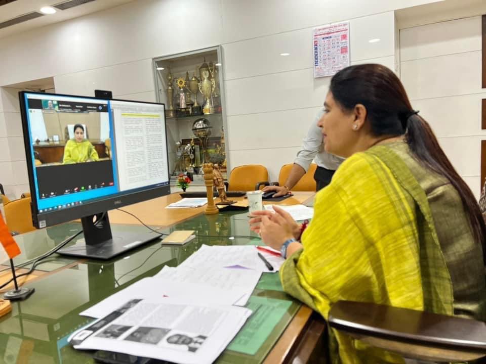 BoghawalaHemali's tweet photo. In Urbanshift webinar, Presented ,some of the initiatives undertaken by @MySuratMySMC  to engage youth in #ClimateAction: raise awareness in schools, train teachers, organize events and competitions, provide students with e-bus passes.

#MayorSurat
#AmritMahotsav
#HarGharTiranga https://t.co/pMDlVlHYwY