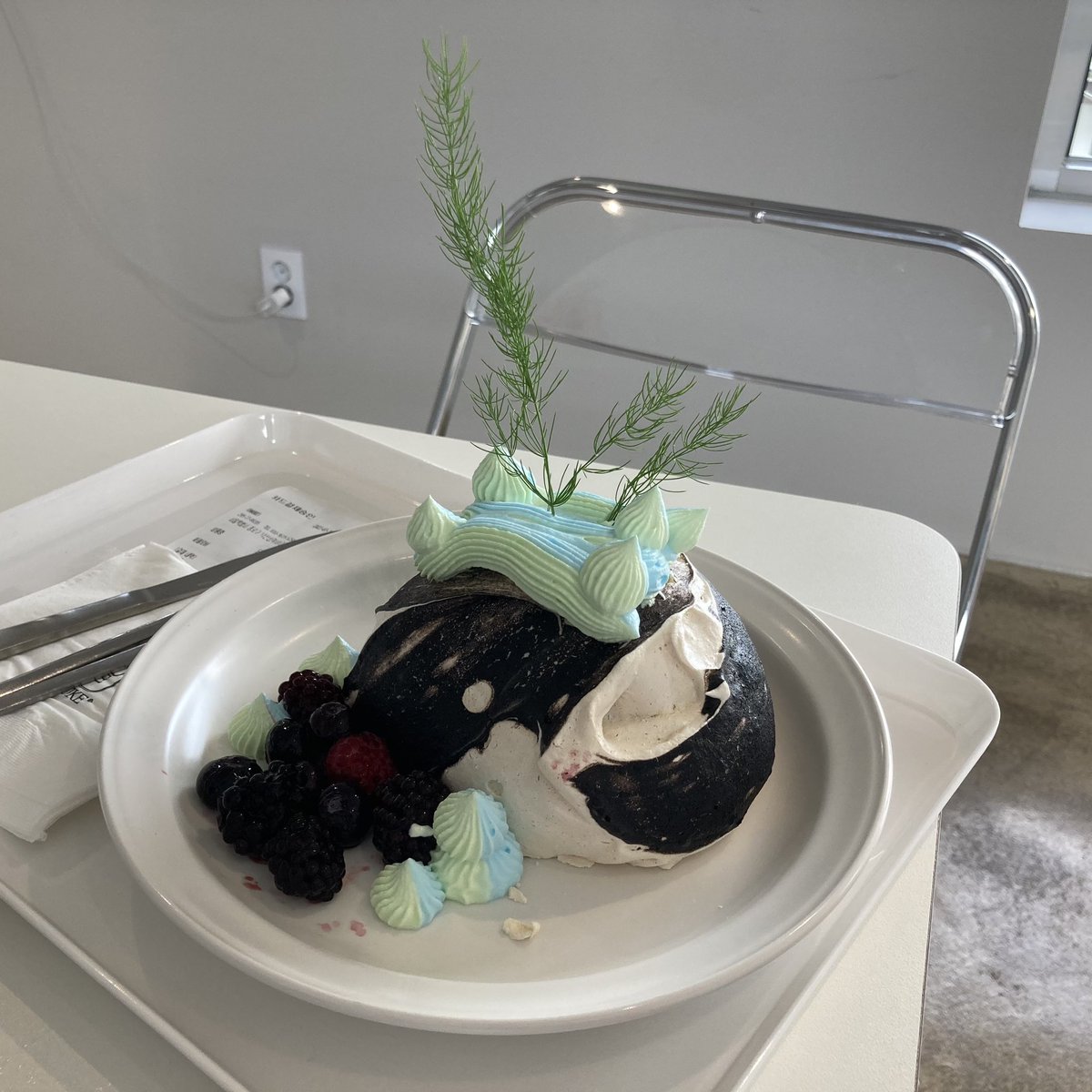 낙산공원 근처 카페 <하우크 HAUKE>
카이막 먹으러 갔다... 맛있었다...
그리고 파블로바 케이크는 디지몬..인줄..? 비주얼 쇼크인데 맛도 쇼크(카이막만 드세요,,)