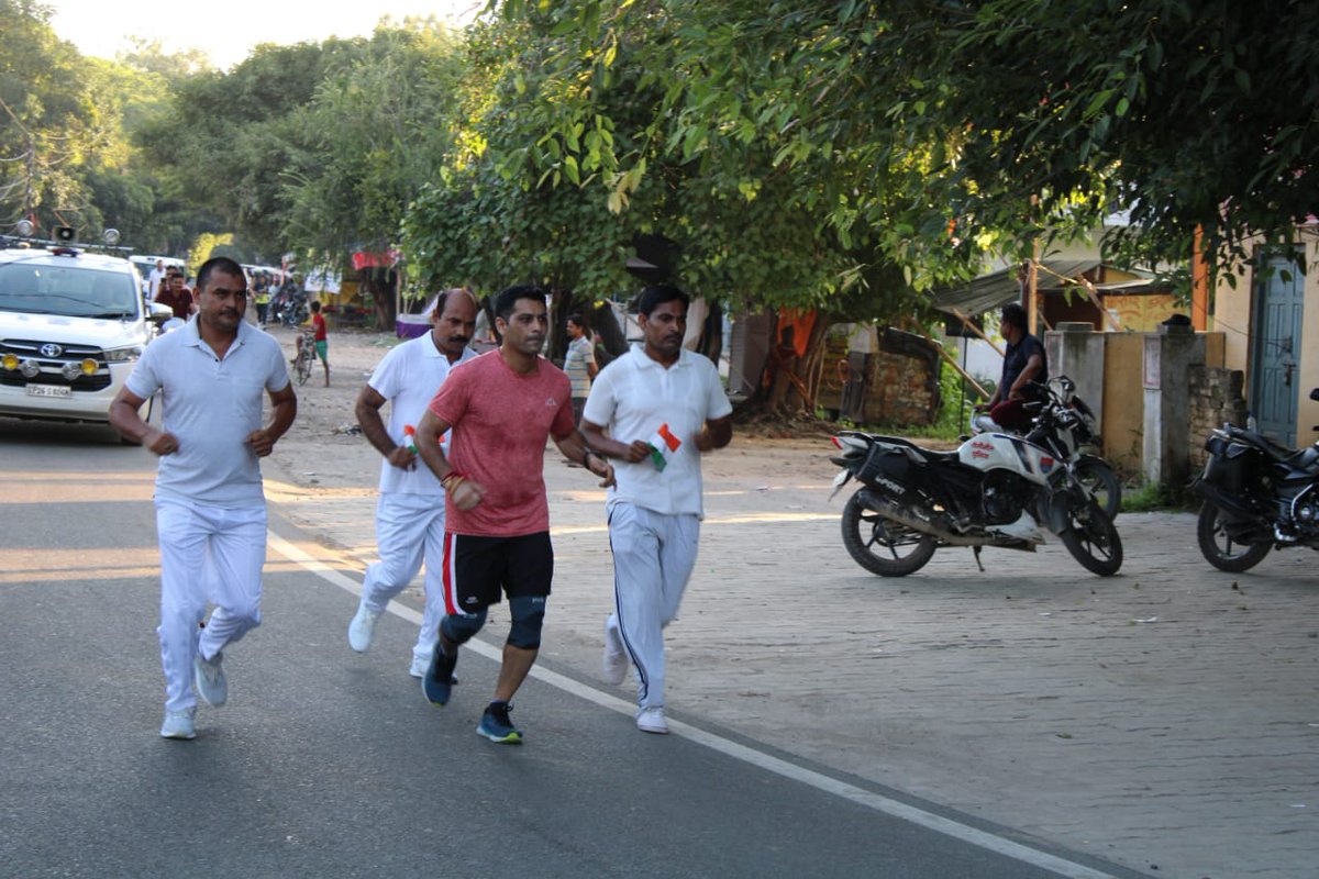 pilibhitpolice's tweet photo. #आज़ादी_का_अमृत_महोत्सव के अवसर पर SP @pilibhitpolice द्वारा हाफ मैराथन (05 KM) का आयोजन किया गया, मैराथन में प्रथम 05 पुलिसकर्मियों को पुरस्कृत कर अन्य सभी को स्वास्थ्य के प्रति सजग रहने हेतु उनका उत्साहवर्धन किया गया।
#HarGharTirangaAabhiyan
#HarGharTiranga 
#UPPForTiranga https://t.co/uQhUW5HDNH